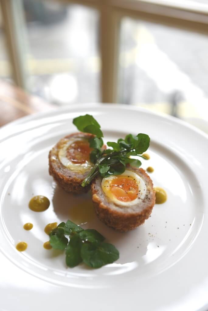 蘇格蘭炸雞蛋（Scotch Egg）這道廣為流傳的英式料理，原來是由Fortnum's在1738年所創。