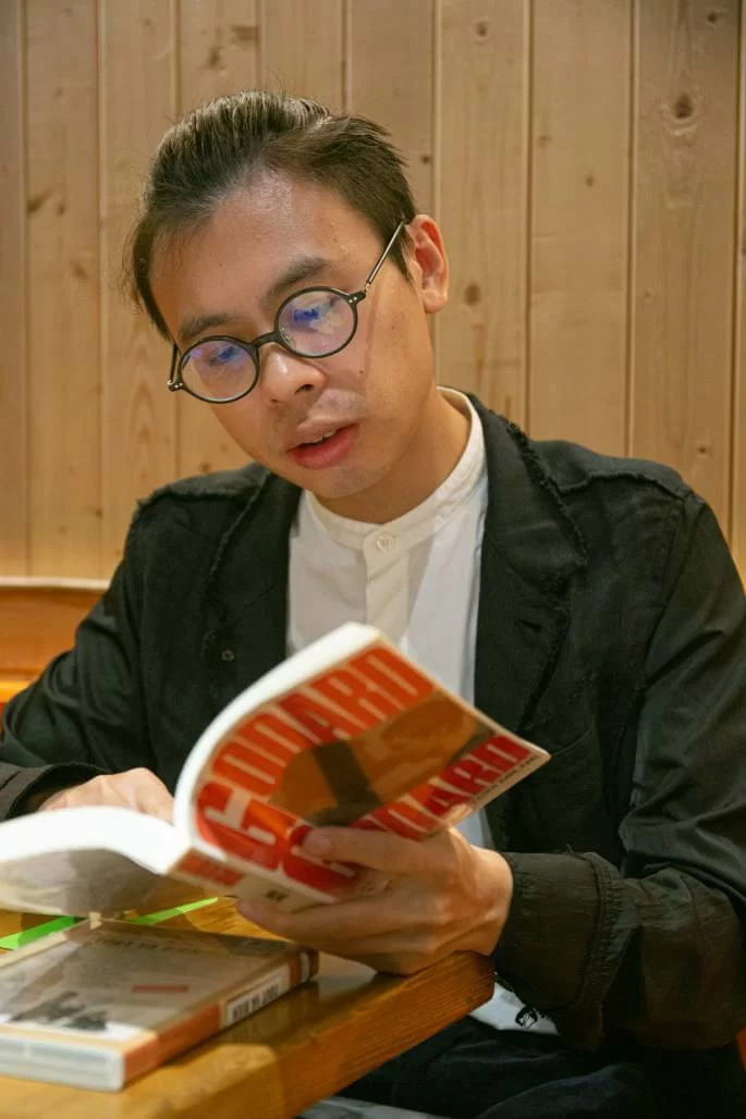 安娜現齡廿九，撰寫影評多年，文章散見《信報》和《明報》等。筆名部分受高達的繆斯安娜卡蓮娜啟發。