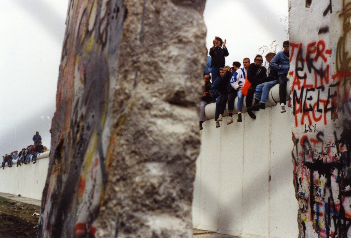1989年11月12日，在剛開放的邊境口岸波茨坦廣場上，許多人坐在牆上歡慶。 ©Berlin Wall Foundation, Photo: Nicole Monterán 