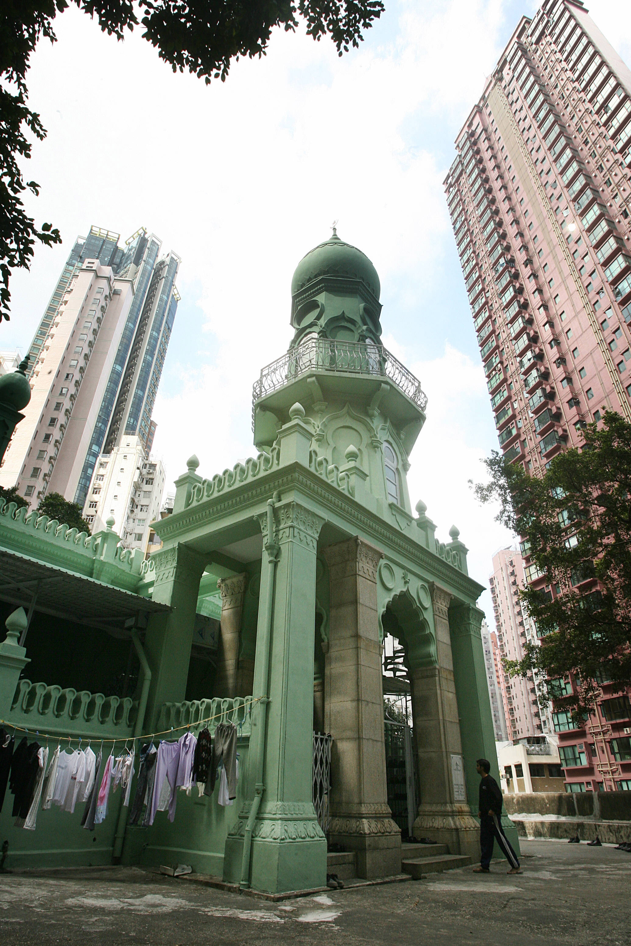位於中環半山的些利街清真寺早於1849年建成，當時那一帶已是伊斯蘭教徒聚居地。