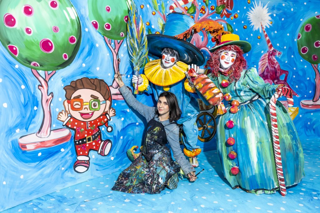 十二月的週末及聖誕期間，「聖誕繆斯」會穿上由Elisabeth親手設計的服飾，於她繪製的佈景前跟大家合照。一眾「聖誕繆斯」亦將於Donut Playhouse遊走，為顧客帶來驚喜! 