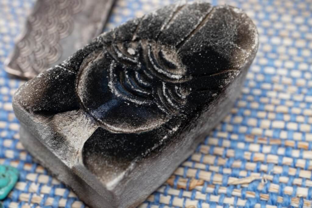 沙鑄（Sandcast）在石頭刻上立體圖案，再將燒至融化的銀倒入鑄成形。這個「青海波」圖案，是余苑杉特別為香港品牌百川設計。