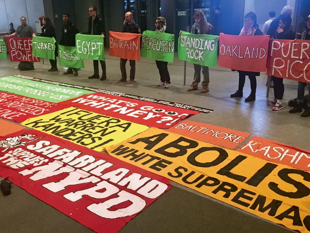 今年紐約惠特尼雙年展期間，市民在美術館外示威抗議。