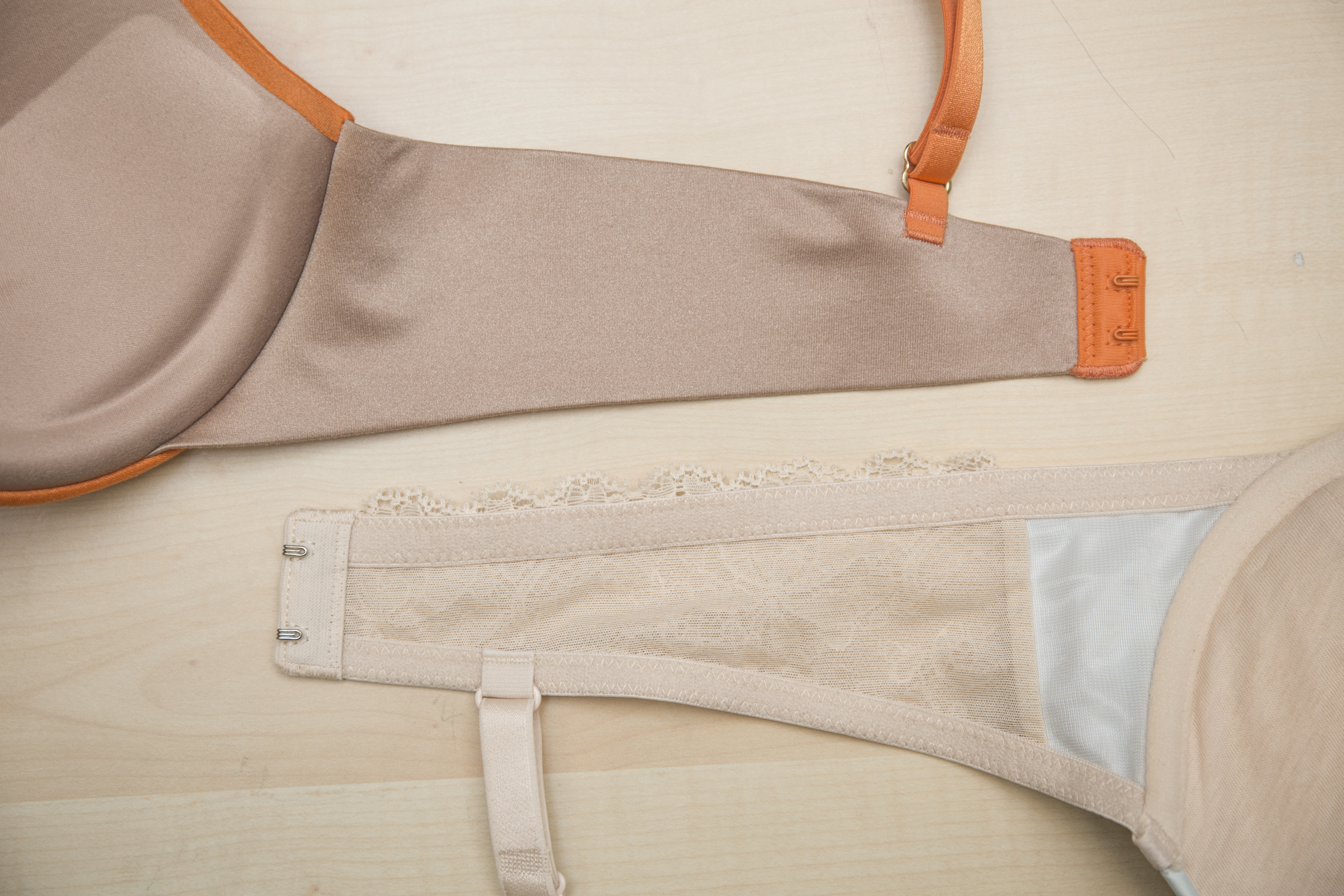 傳統內衣縫有上、下兩條橡筋，新式內衣黏上整塊彈性薄膜以改善背肌平滑度。