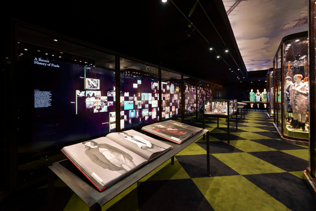 Prada在2014年曾於各地，包括香港舉行Pradasphere展覽，展出品牌歷代經典單品。
