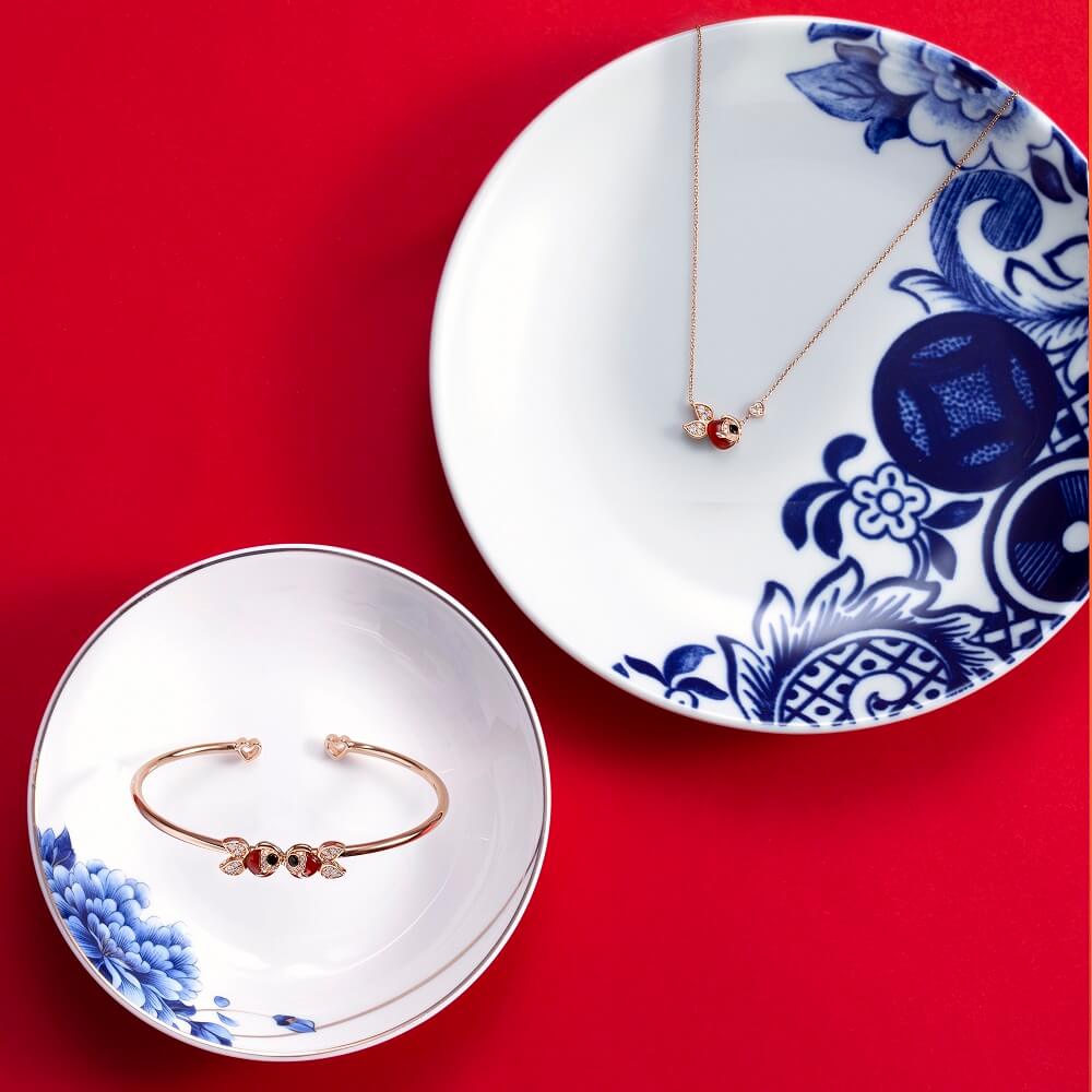 Petite Qin Qin 18K 玫瑰金鑽石、縞瑪瑙和紅瑪瑙手鐲 $34,800 Petite Qin Qin 18K 玫瑰金鑽石、縞瑪瑙和紅瑪瑙頸鏈 $18,800