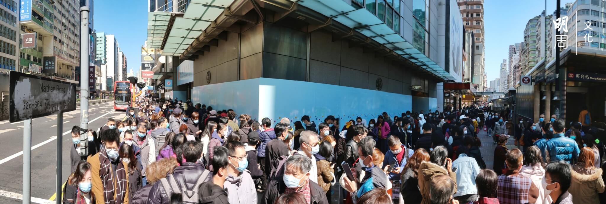 為了一個口罩，香港人要冒嚴寒天氣在街頭排隊。