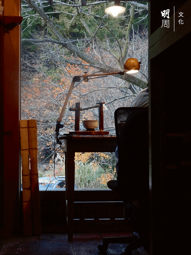 赤木明登的生活與自然為鄰，所造、所用的器具都充滿純樸的質感。