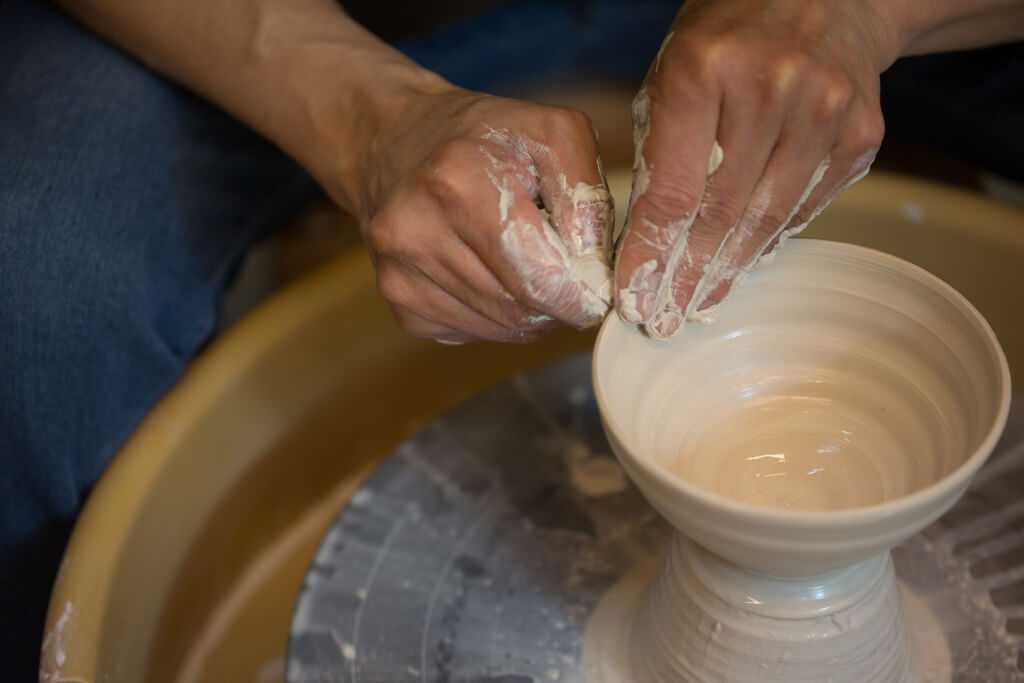 機製和手製瓷器最大的分別在於 每件手造瓷都是不一樣。同時也 呈現了造瓷者悉心的設計。