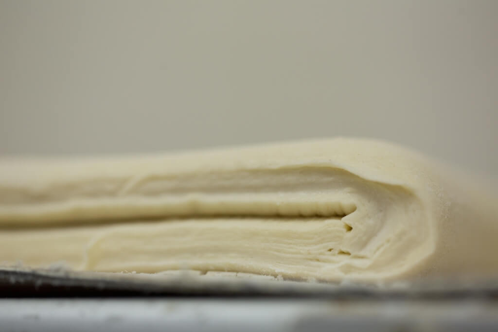 製作枕頭酥酥皮需用上兩日時間，分四次摺疊，才做到900層。