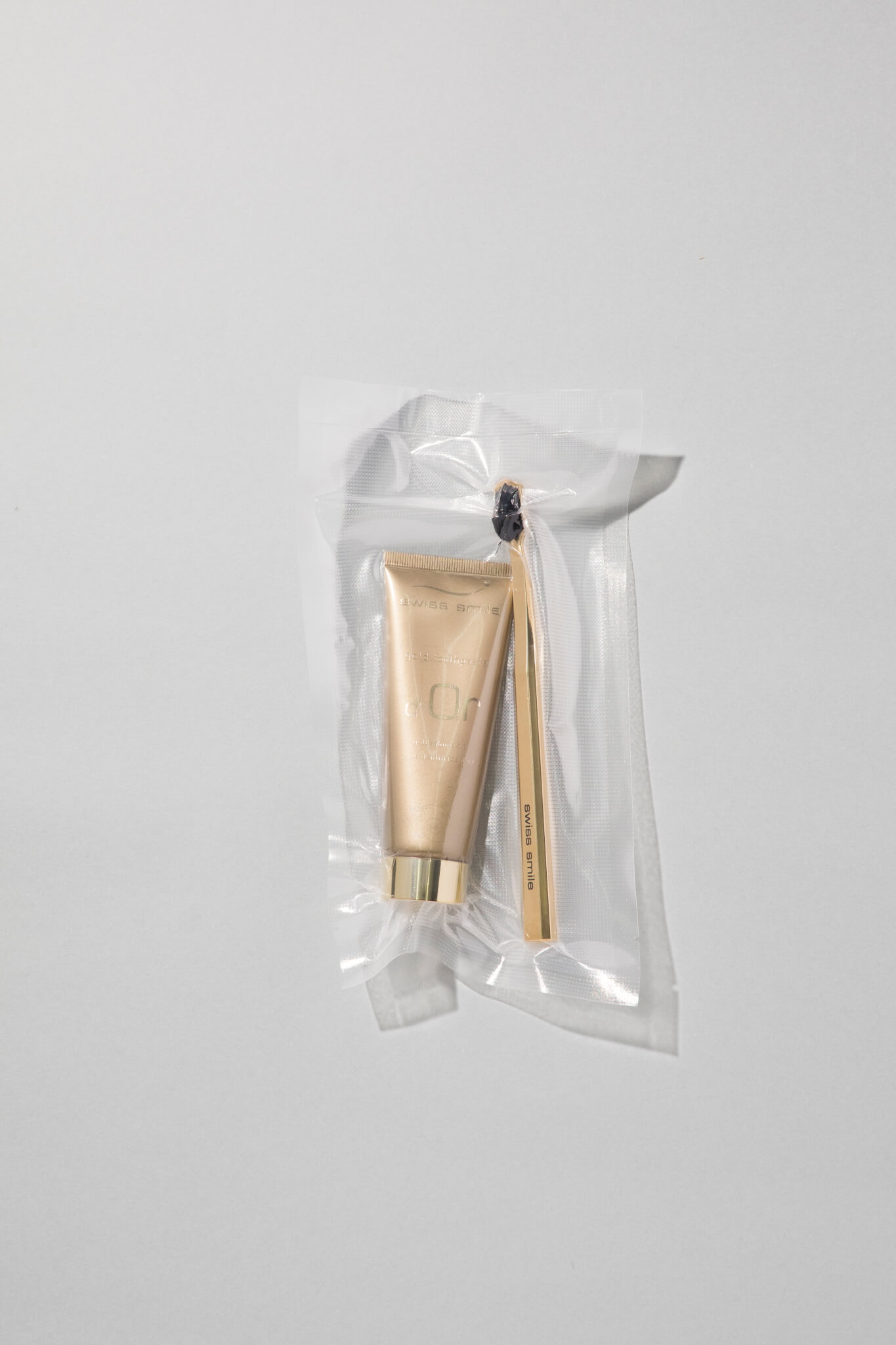 Swiss Smile D'or Gold Toothbrush 75ml &Goldplated Toothpaste $890（Joyce Beauty）