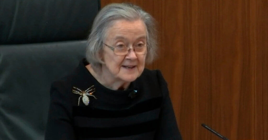 Lady Hale 在裁定英國首相約翰遜違法時，曾經佩戴這枚「蜘蛛胸針」，引起媒體和社交媒體的熱議。《紐約時報》甚至以「Spider Love: the brooch that ate Brexit」來做標題。 