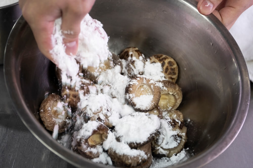 陳偉傑師傅教路，將冬菇浸泡後，可加數匙生粉進一步清洗，以減少泥土味。