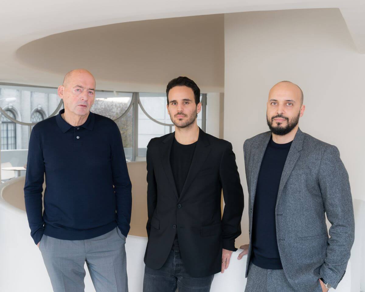 （左起）建築師Rem Koolhaas、古根漢美術館策展人 Troy Conrad Therrien，以及AMO主席Samir Bantal,