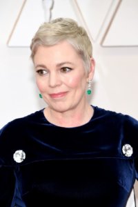 上年奧斯卡影后Olivia Colman，將頭髮染成了白金色，畫上裸妝更顯粉潤𠵍白 氣色。