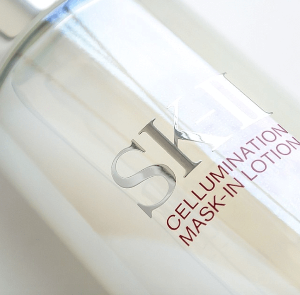 SK-II Cellumination Mask-In Lotion 100ml HKD530 相信大家都一定耳聞過SK-II神仙水的威力，但其實有一款不為人知的機能水，它除了有神仙水的Pitera，同時採用獨特的面膜滲透技術，形成虛擬面膜，讓美白成份及保濕因子極速滲透，能12小時長效鎖緊水份，同時修護受UV光線及空氣污染傷害的皮膚，等同敷上15分鐘傳統面膜。