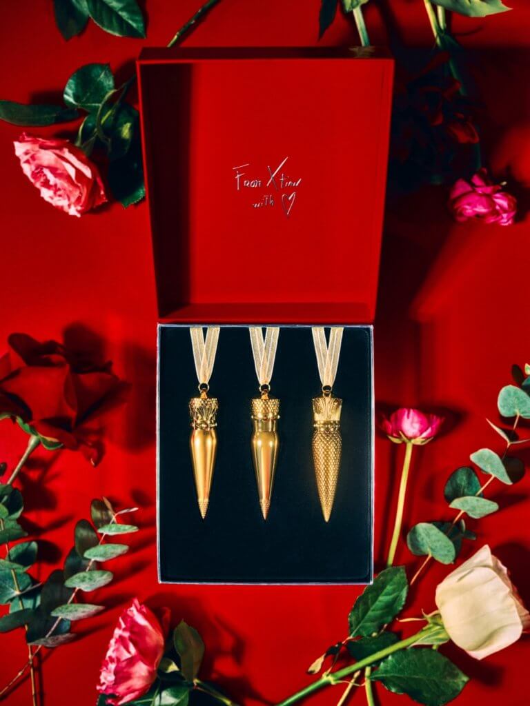 Signature Lip Color Set of 3 HKD$ 2,400 另一款女王權杖唇膏限定組合(三款)以瑰麗的亮金色瓶蓋，將女王權杖唇膏的奢華魅力極緻提升，可自選任何3種不同質感的標誌顏色組合一起，成為個人專屬的唇妝珍藏。