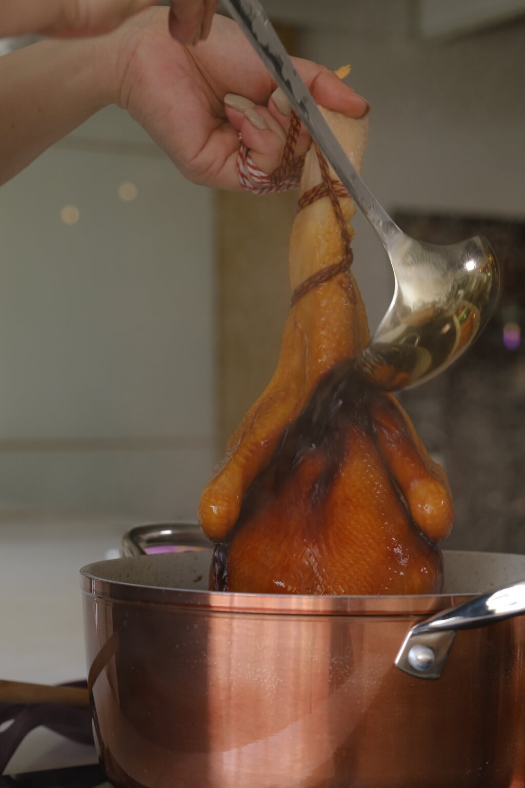 ）把熱的豉油汁淋雞這個過 程需進行幾次，先淋雞面，再打 側放入鍋內煮15分鐘，再淋另一 邊雞身至呈麥芽色。