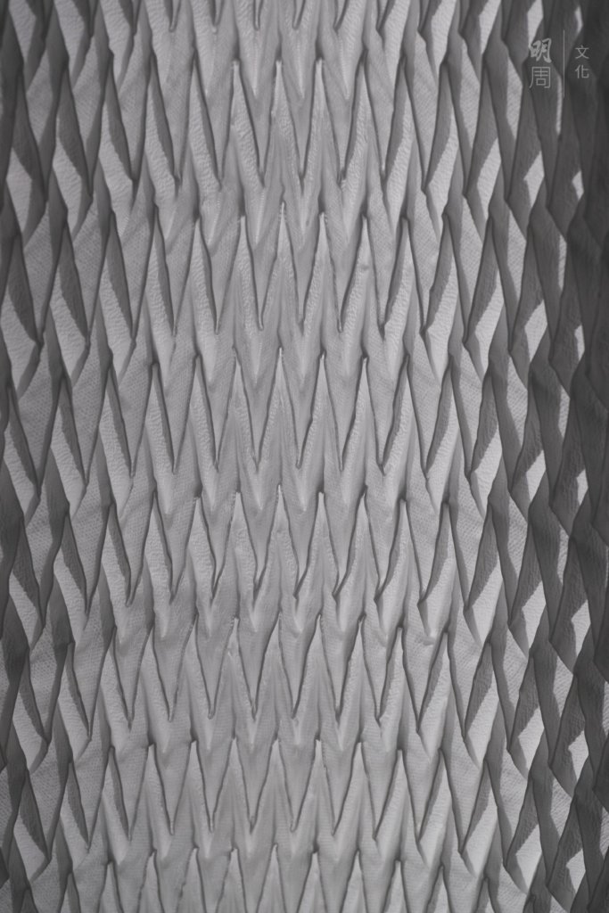 《ORIGAMI Pleats》將日本傳統摺紙技術轉移到布上，近年NUNO更研發出專利機器，可以取代紙板，減省工序和資源。