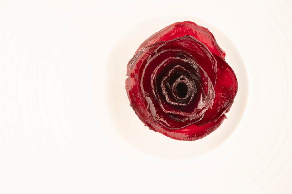 Bjoern指，玫瑰花瓣必須愈薄愈好，因為製作效果更逼真，吃起來也不會過膩。