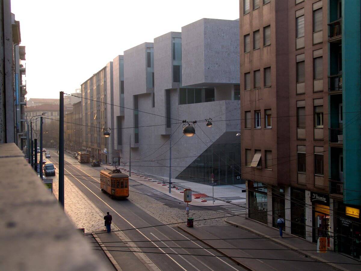 博科尼大學遠看像一塊巨石，但其實設計上亦採用大量的玻璃，為室內增加採光和營造有趣的光影效果。（攝影師： Federico Brunetti） 