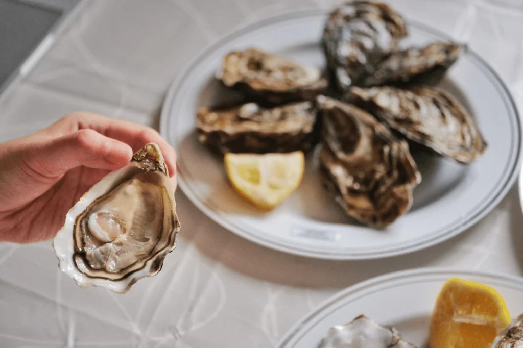 貨到了！為免蠔味混合在一起，四款蠔會分別包裝，Molly亦提醒學生拆開後亦切勿混合擺放。