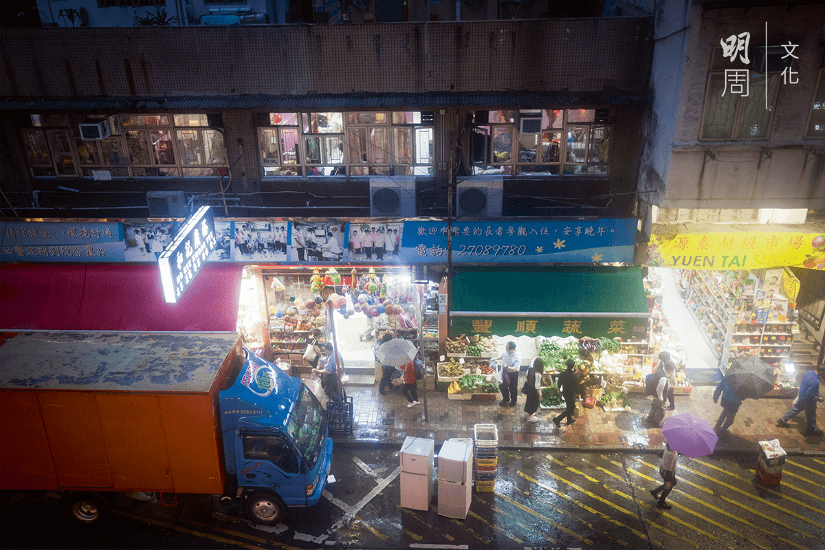 雨夜的深水埗比平時安靜，權叔期盼今夜好眠。