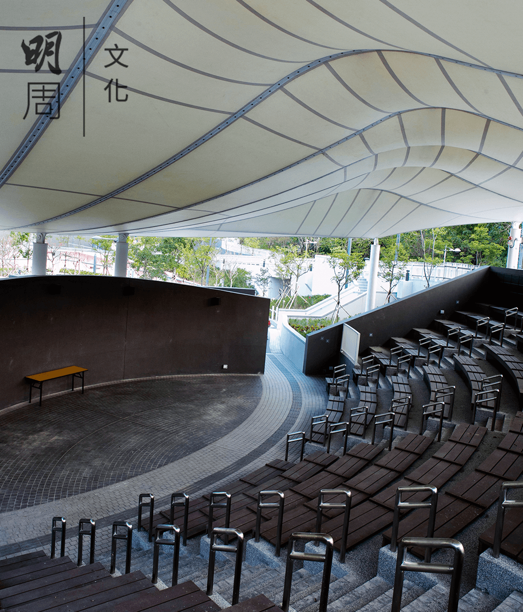 將軍澳市鎮公園的運動場露天劇場， 距離住宅區180米，作為露天表演場地 又不影響居民生活，聲學管理應該怎 樣做呢?天幕可以擋雨又可以隔聲， 表演聲音會從天幕折射到觀眾席，喇 叭都安裝在座位下，座位最末端安裝了吸音板，外面則是石屎隔聲屏障。