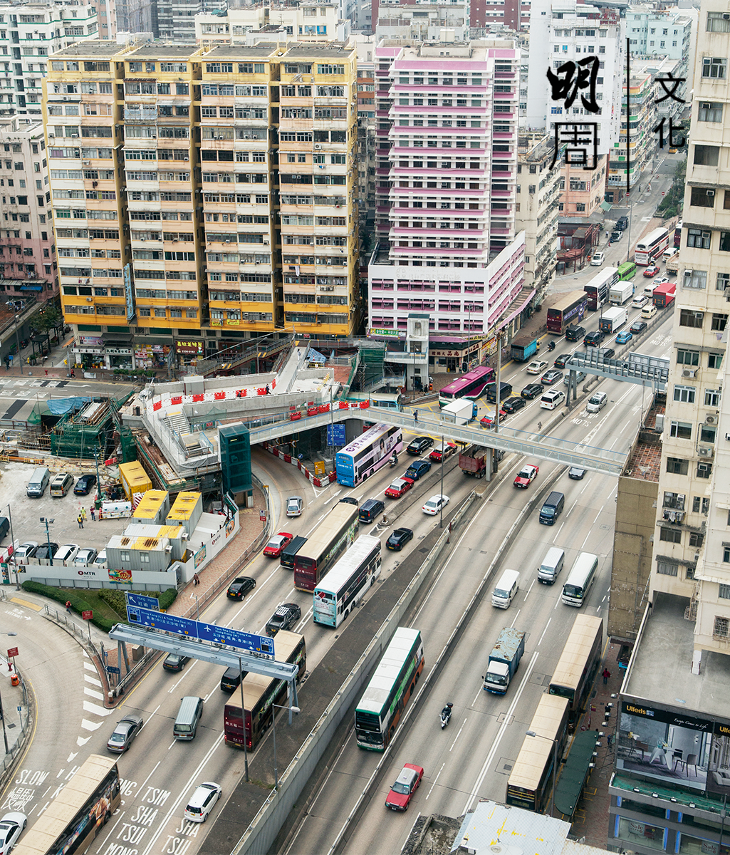 香港道路交通網絡繁密，車道與住宅往往毗鄰而處。