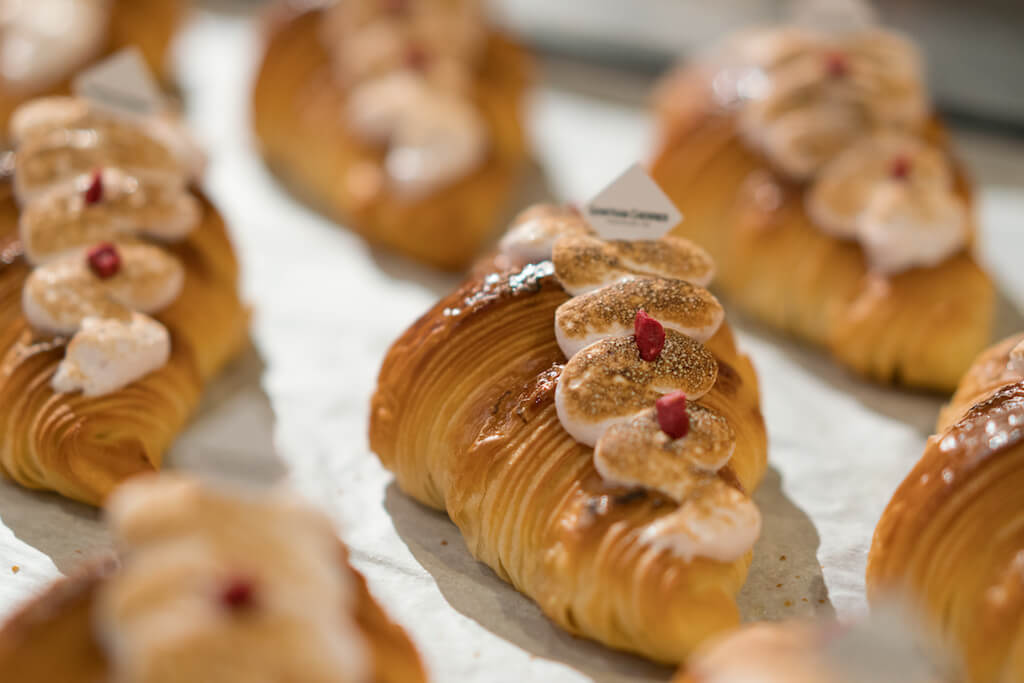 Rasberry And Lime Croissant //香港限定的是酸酸甜甜的口味，原味牛角包配上覆盆子蛋白霜，再燒香蛋白霜，塑造既甜酸又帶焦香的味道層次。（$26）