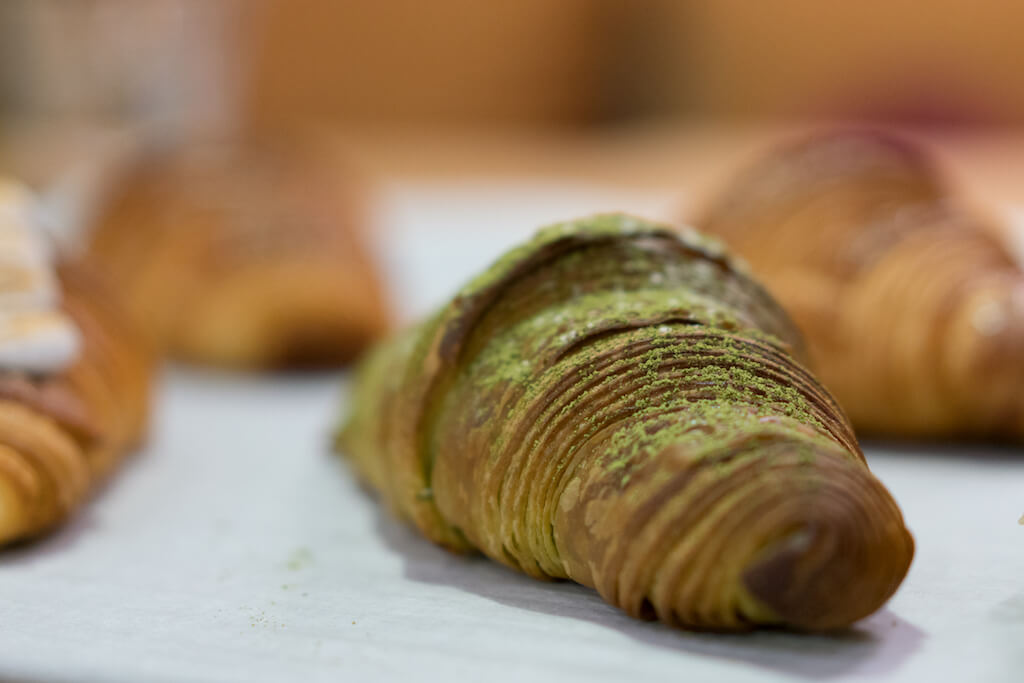 Matcha Croissant//相對大路而又人氣的抹茶口味，味道濃郁在牛角包麵糰混和了抹茶粉，味道甘甘甜甜。（$26)