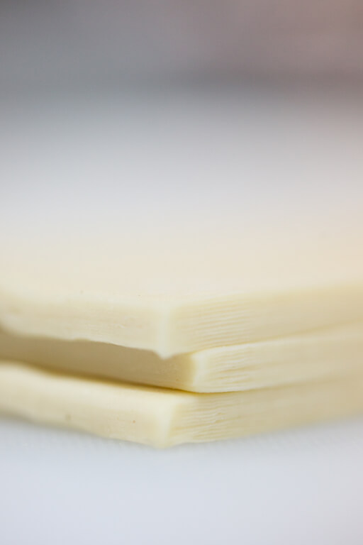 四三三摺法有助酥皮層平均，層層厚薄相約，這樣焗出來的牛角包口感啖啖酥脆。