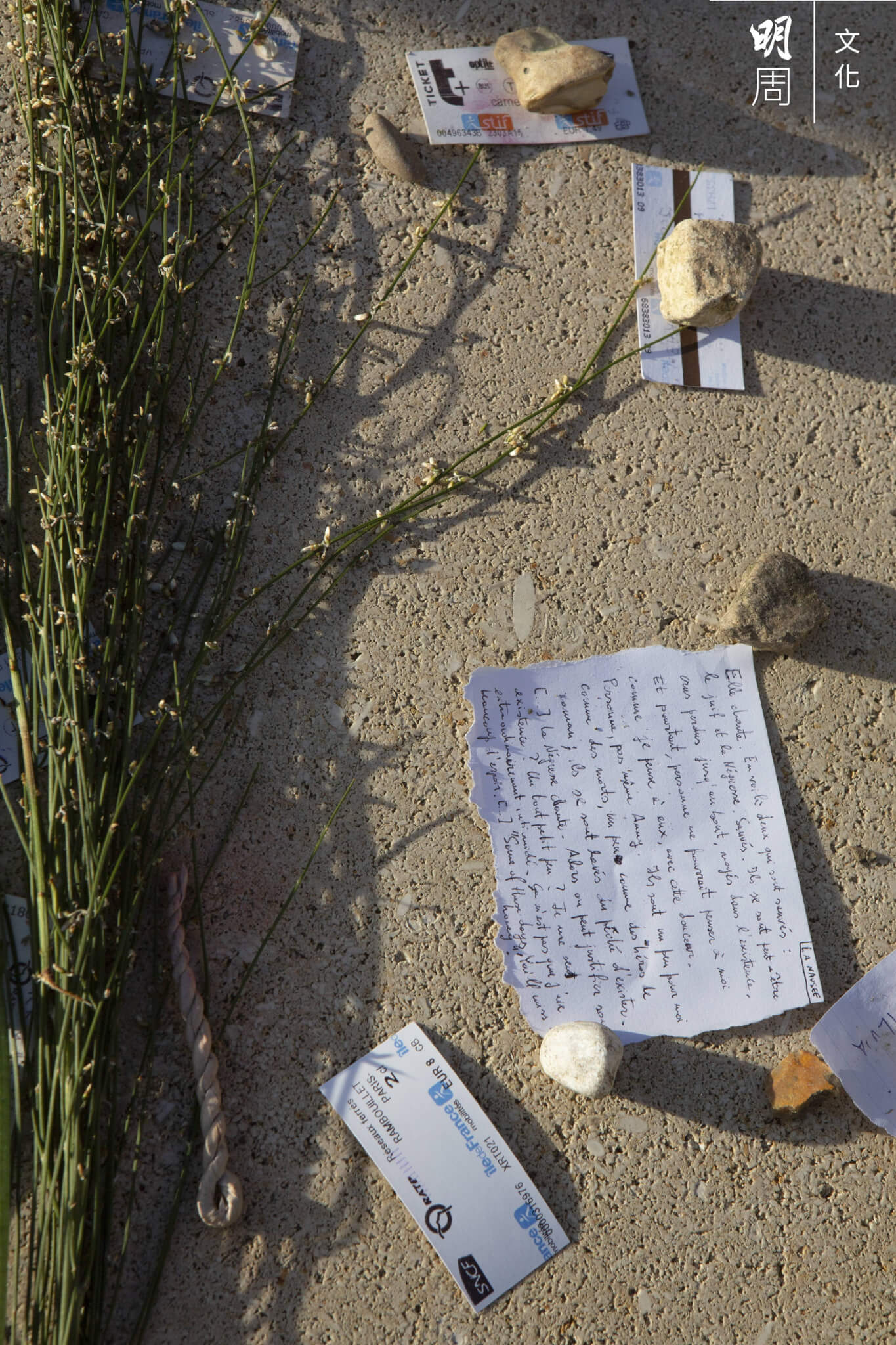 人們到訪沙特和西蒙波娃的墓，留下唇印、一張車票，甚或抄有著作節錄的小字條，聊表敬意。