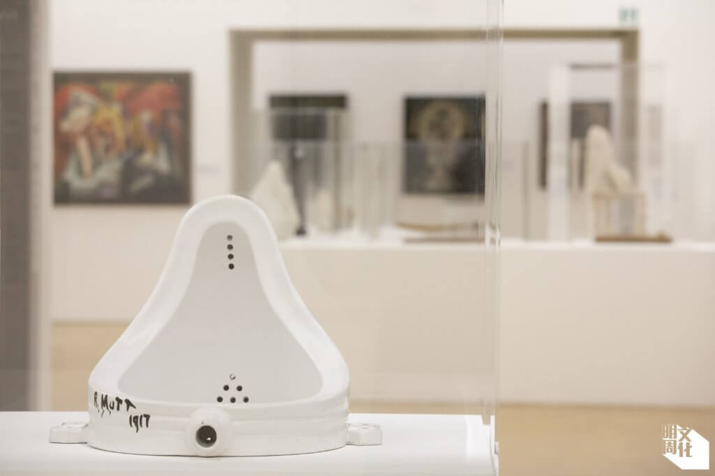 以一九一七年概念藝術《噴泉》而聞名的美籍法裔藝術家杜尚（Marcel Duchamp），自一九三〇年代起，經常與超現實主義藝術家合作，為他們佈置展覽場地。縱使布勒東連番游說杜尚加入運動，杜尚一直保持獨立身份。