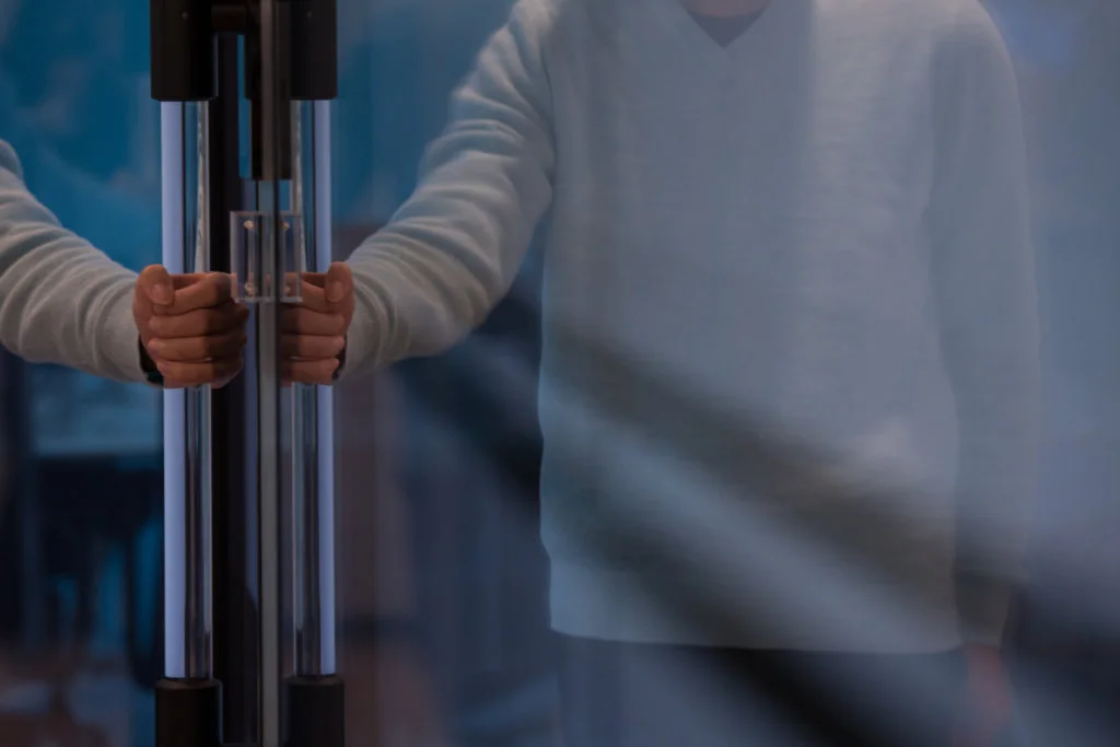 門柄簡潔利落，被不同的公司、中小學和商場採用。