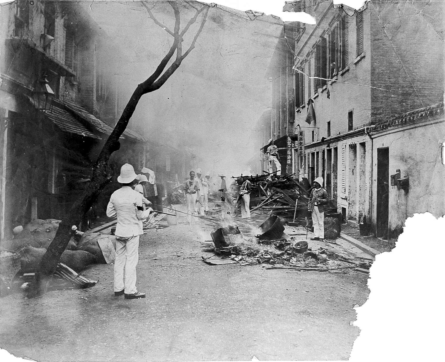 香港鼠疫期間收回太平山街一帶的土地，唐樓遭到清拆和燒毀。（圖片來源：wikicommons）