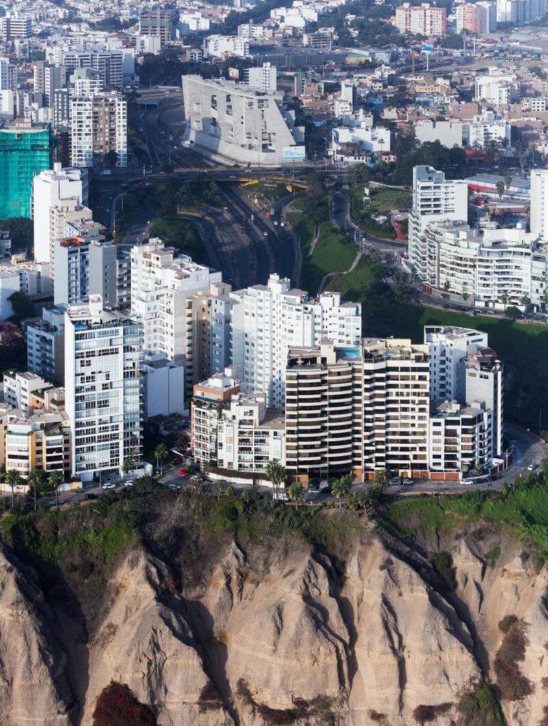 位於利馬的UTEC（圖片上方中間的巨型建築物）靈感源自當地獨特的地勢：有一懸崖分隔開城市和太平洋。（攝影師：Iwan Baan）