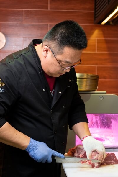 韓籍主廚柳龍顯指出，濕式熟成是現時韓國燒肉店的主流方法。