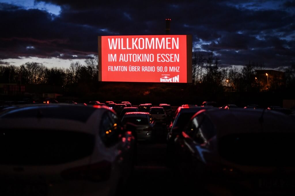 在德國西部埃森市，汽車戲院的銀幕在開場前教觀眾如何在車內收聽電影聲音。