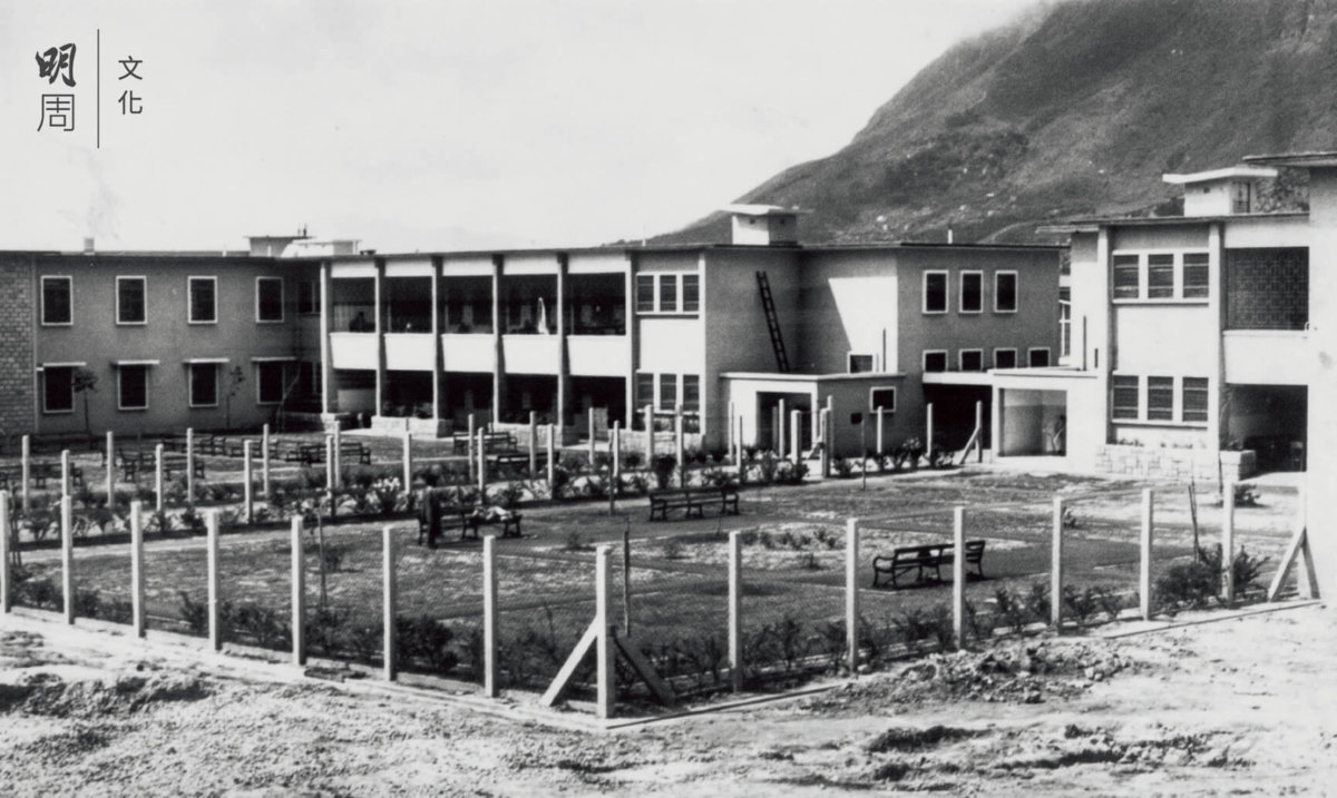 開放式院舍 ─ 青山醫院於六十年代啟用，是本港精神治療成型的開端。圖為當時的 病房、服務大樓及露台的舊貌。