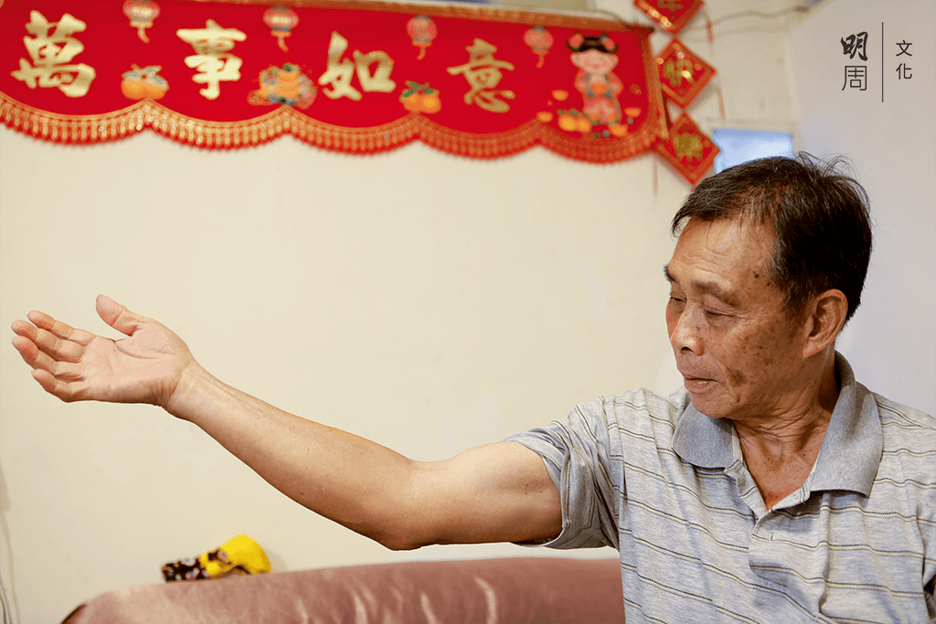 陳錦康(上圖右)定期 看 望 矽 肺 病 工 友。 他 說，這病無藥可醫，只 能 靠 運 動 增 強 體 質。 七十八歲的鄭先生退休 前在地盤打石幾十年， 長期幹重活，勞碌一輩子，手臂彎曲變形。