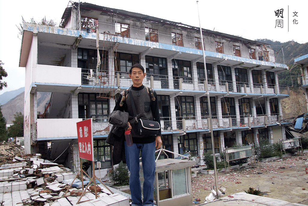 韓乾武曾負責一所學校教學樓的主體工程，該樓地震中屹立不倒 。