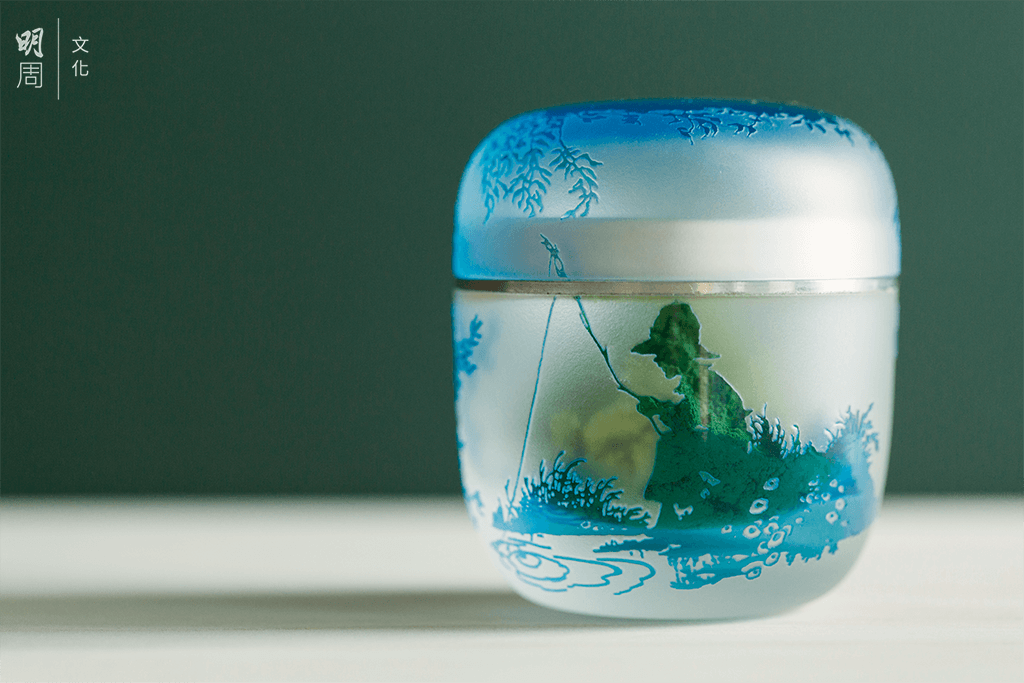 裝茶粉的茶器叫做棗。夏天的棗有玻璃的清涼通透 感，抹茶粉在磨砂玻璃下透出的一抹青綠猶如小山 坡般襯托着在垂釣的小孩。