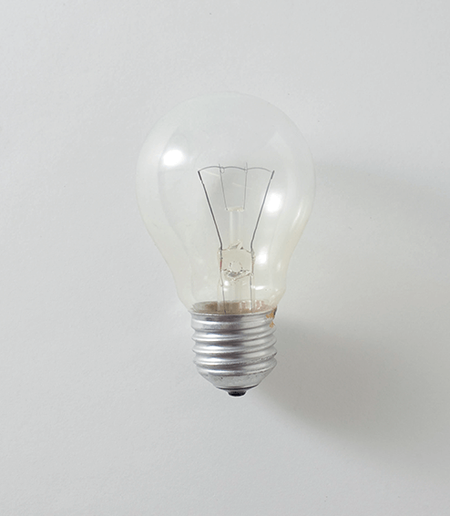 鎢絲燈泡電能九成會轉為熱能，只有一成發光，能源效益低，因此成為眾矢之的。