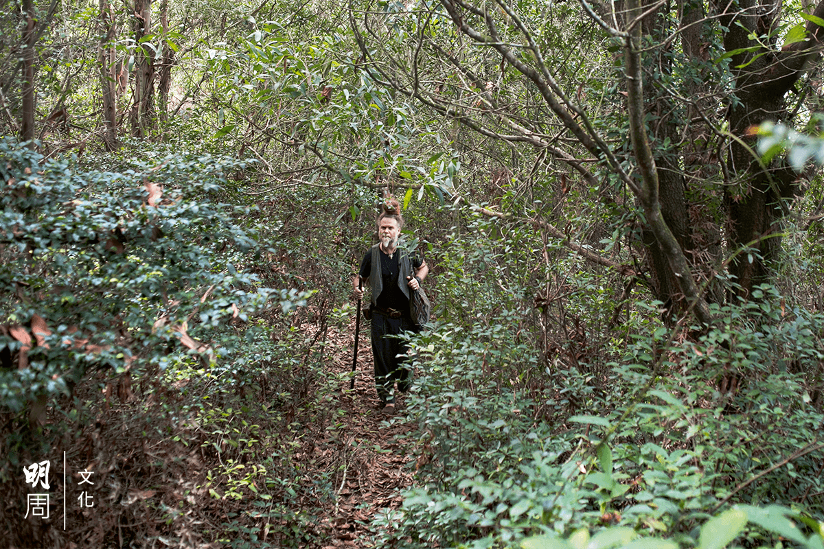 Bobsy Gaia不僅在南丫島榕樹灣發 起種植Lamma Forest，他還是護林者，定期為森林開路、清理垃圾。