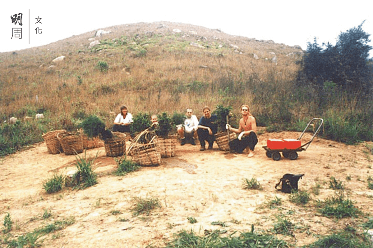 1997年之前，南丫島榕樹灣北部的山頭光禿 禿，4月開始植樹，Bobsy Gaia及團隊許下 心願種出一片森林。(圖片由受訪者提供)