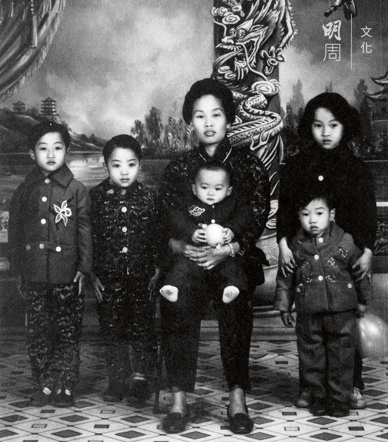 1960年代，丈夫去世一個月後，馬老太(彭粉 金)帶着五個孩子拍下合照，鼓勵自己從此要抬起頭，堅強起來。