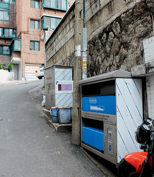相對於香港「收收埋埋」的回收光管設施，首爾 刻意把回收箱放在當眼位置，方便公眾使用。（圖片由地球之友提供）