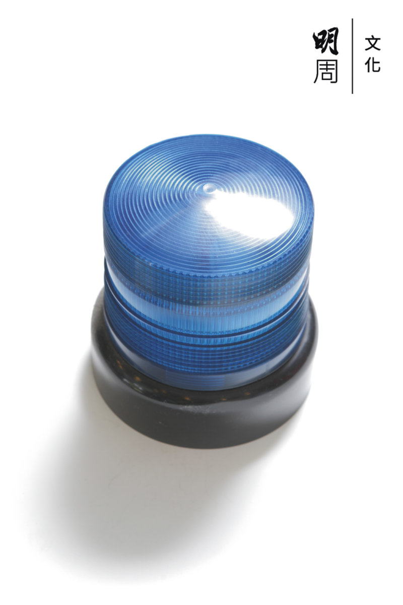 藍燈閃燈：查案時趕時間，裝藍燈閃燈，方便飛車。張大偉說，被捕 的話，觸犯「不適當使用交 通燈號」，不算冒警。