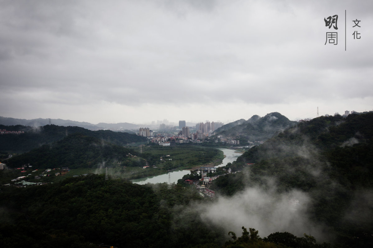 安坐新北市的家，落地玻璃窗外的景致，令農業生活沒有離都市太遠。